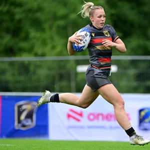 Mette Zimmat läuft mit dem Ball.
