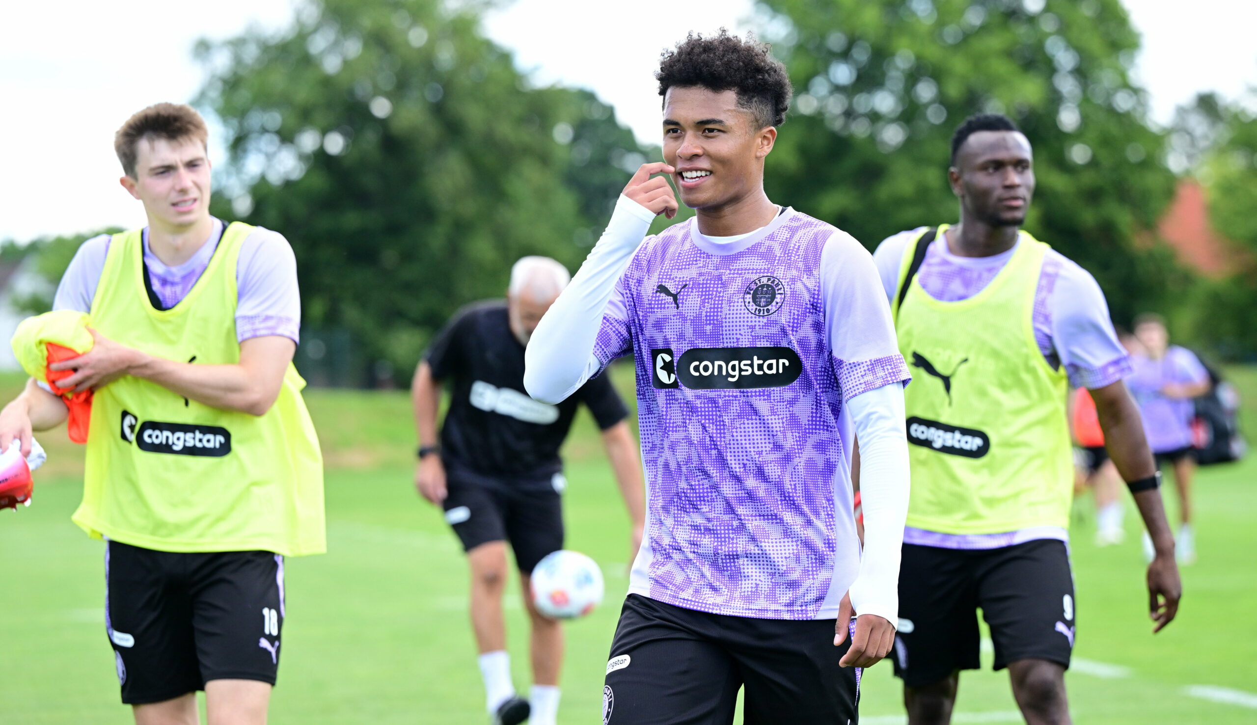 Joel Chima Fujita lächelnd auf dem Trainingslatz