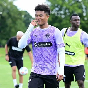 Joel Chima Fujita lächelnd auf dem Trainingslatz