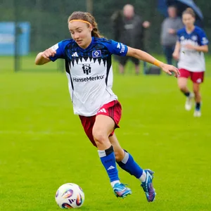 Melanie Brunnthaler dribbelt mit dem Ball.