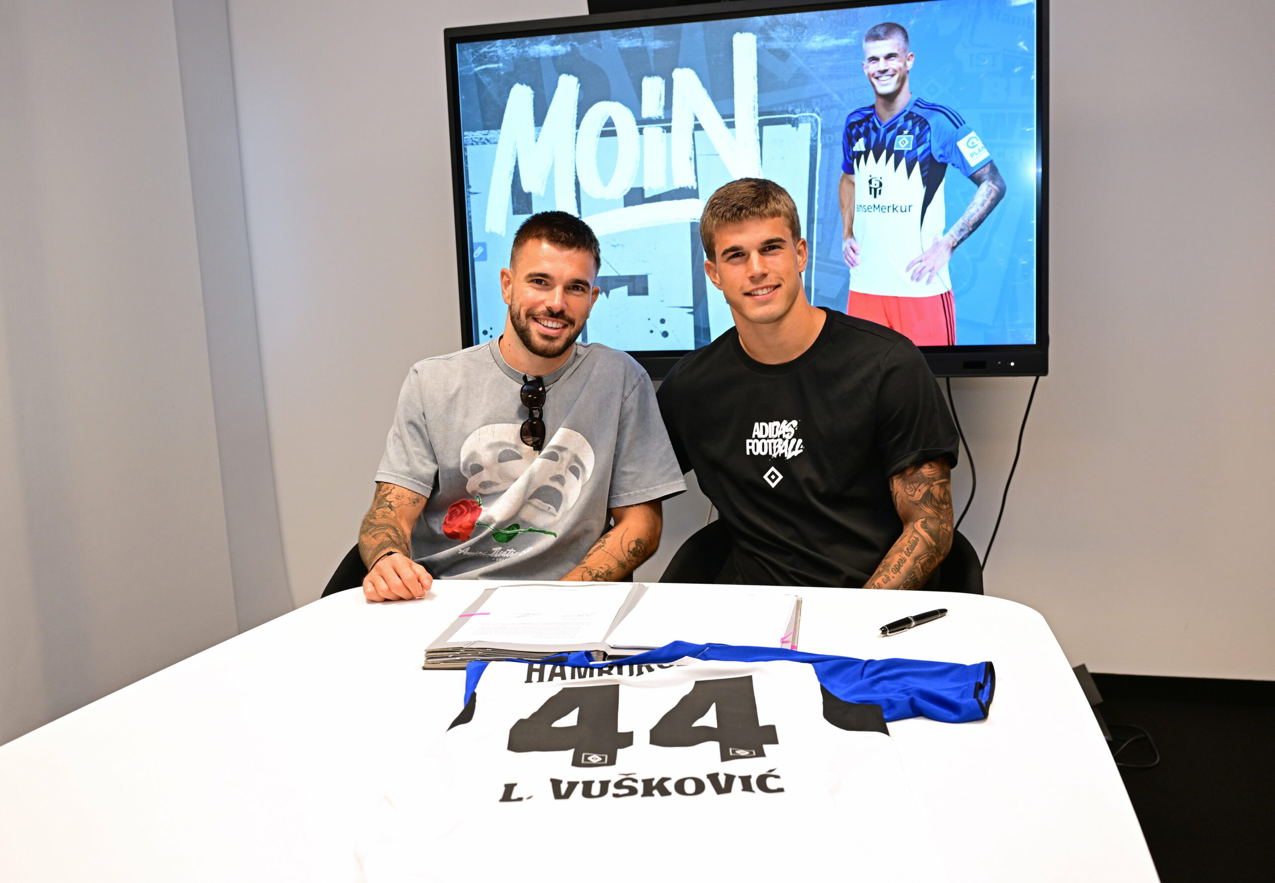 Mario Vuskovic und Luka Vuskovic bei der Vertragsunterschrift