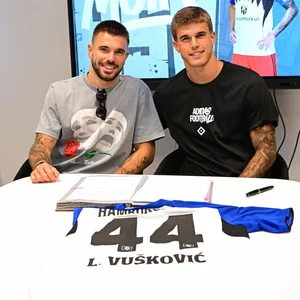 Mario Vuskovic und Luka Vuskovic bei der Vertragsunterschrift