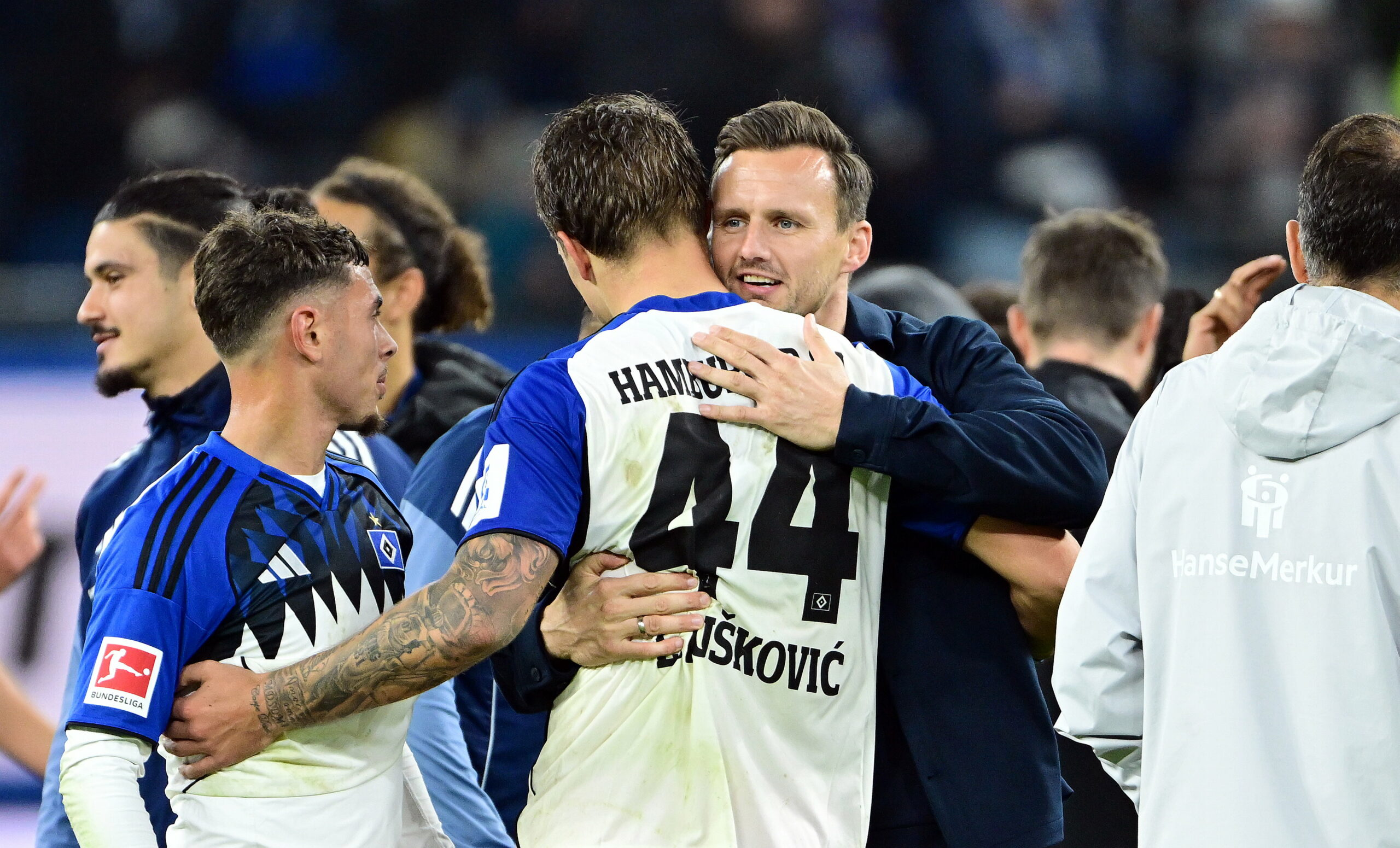 HSV-Sportdirektor Claus Costa umarmt Luka Vuskovic