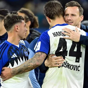 HSV-Sportdirektor Claus Costa umarmt Luka Vuskovic