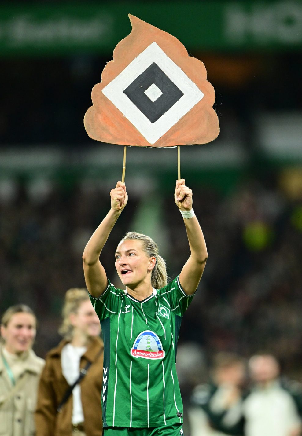 Werder-Spielerin Medina Desic provoziert HSV-Fans mit Plakat