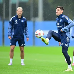 Giorgi Gocholeishvili nimmt einen Ball aus der Luft an
