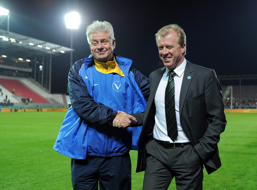 Victoria-Trainer Bert Ehm trifft Wolfsburg-Coach Steve McClaren.