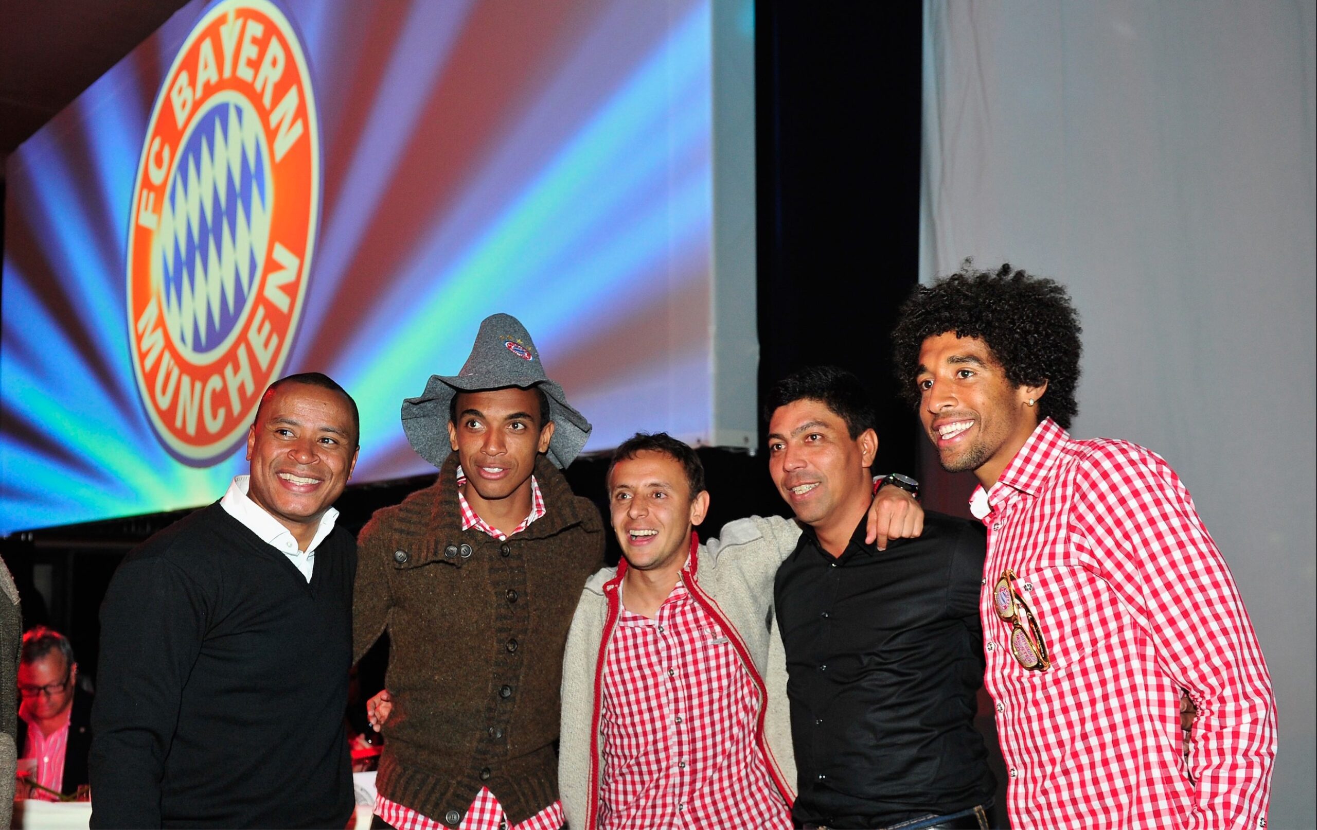 Paulo Sergio, Luiz Gustavo, Rafinha, Giovane Elber und Dante feiern gemeinsam das Oktoberfest.