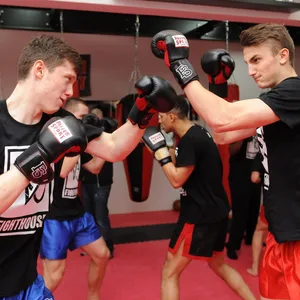 Michael Gregoritsch und Philipp Ziereis üben sich Anfang 2014 im Kickboxen.