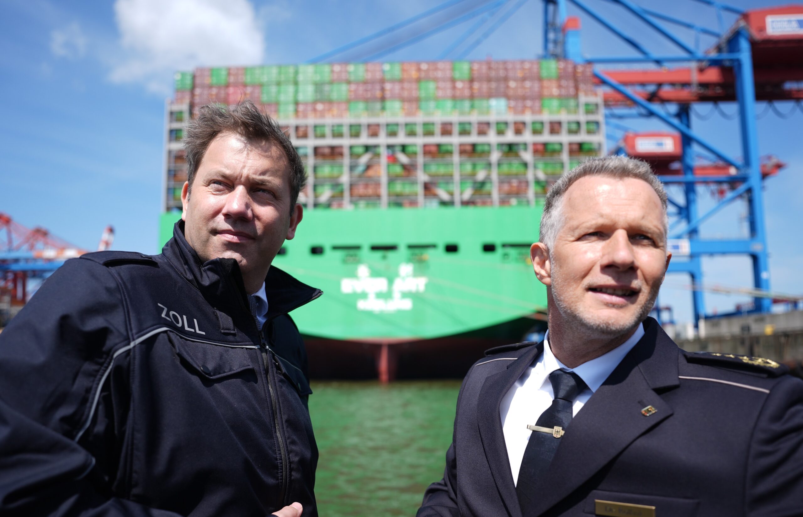 Finanzminister Lars Klingbeil (l., SPD) und Armin Rolfink, Präsident der Generalzolldirektion, auf dem Weg zum Container Terminal Burchardkai im Hamburger Hafen.
