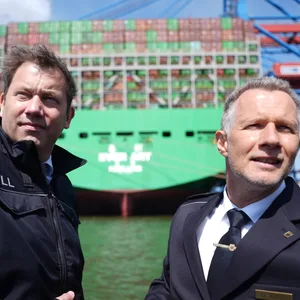 Finanzminister Lars Klingbeil (l., SPD) und Armin Rolfink, Präsident der Generalzolldirektion, auf dem Weg zum Container Terminal Burchardkai im Hamburger Hafen.