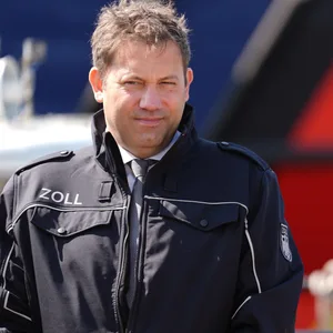 Klingbeil in Zoll-Jacke