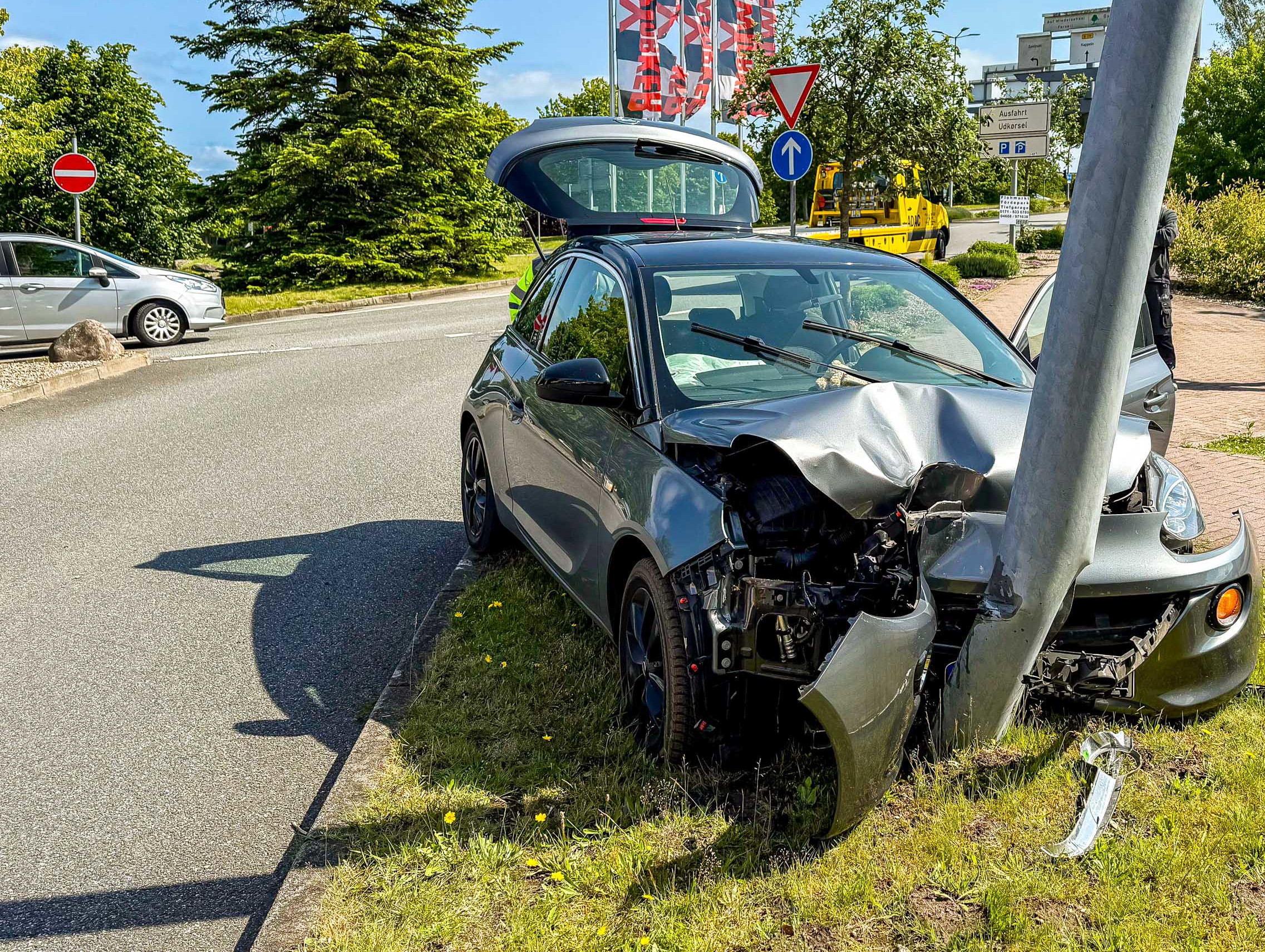 Die 89-Jährige krachte auf dem Parkplatz des Förde-Parks in Flensburg gegen einen Laternenmast.