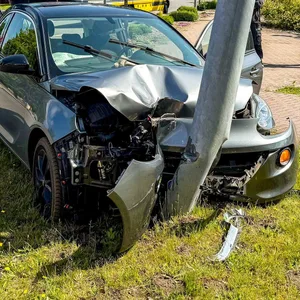 Die 89-Jährige krachte auf dem Parkplatz des Förde-Parks in Flensburg gegen einen Laternenmast.