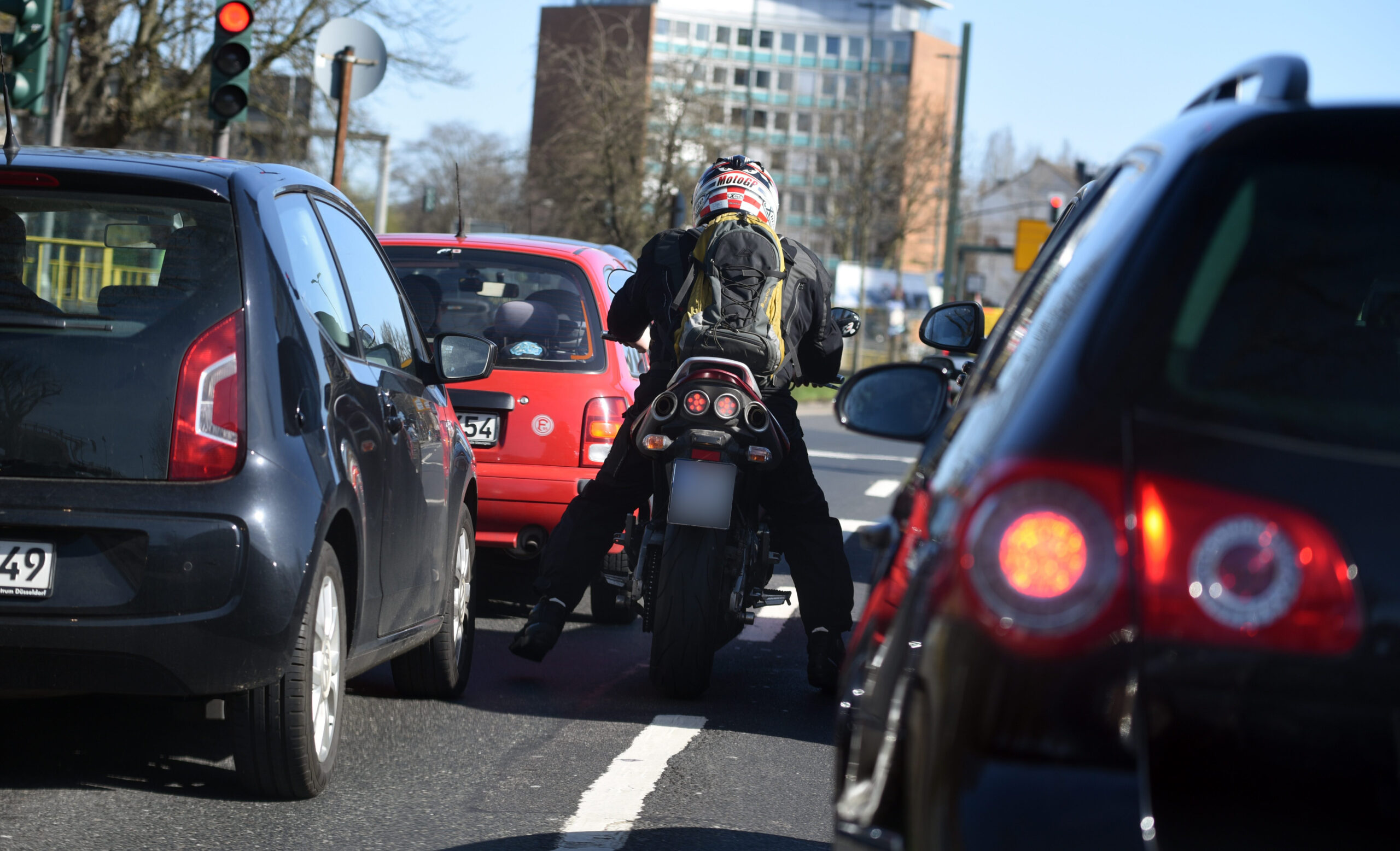 Der Motorradfahrer fuhr an einer Ampel an den wartenden Fahrzeugen vorbei (Symbolfoto).
