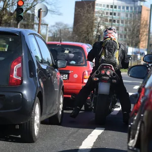 Der Motorradfahrer fuhr an einer Ampel an den wartenden Fahrzeugen vorbei (Symbolfoto).