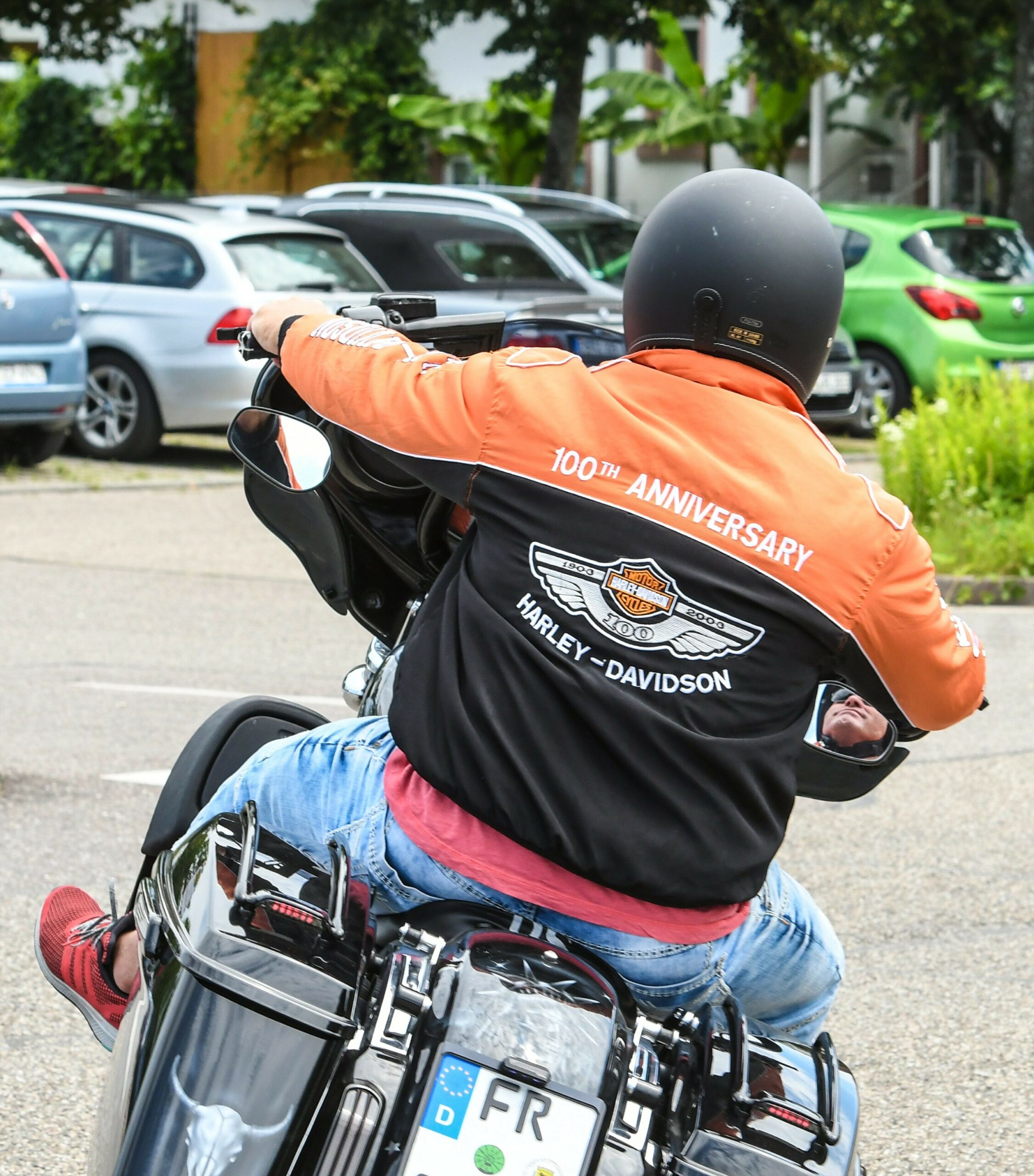 Autofahrer übersieht in Hamburg beim abbiegen Harley – Biker verletzt