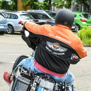 Autofahrer übersieht in Hamburg beim abbiegen Harley – Biker verletzt