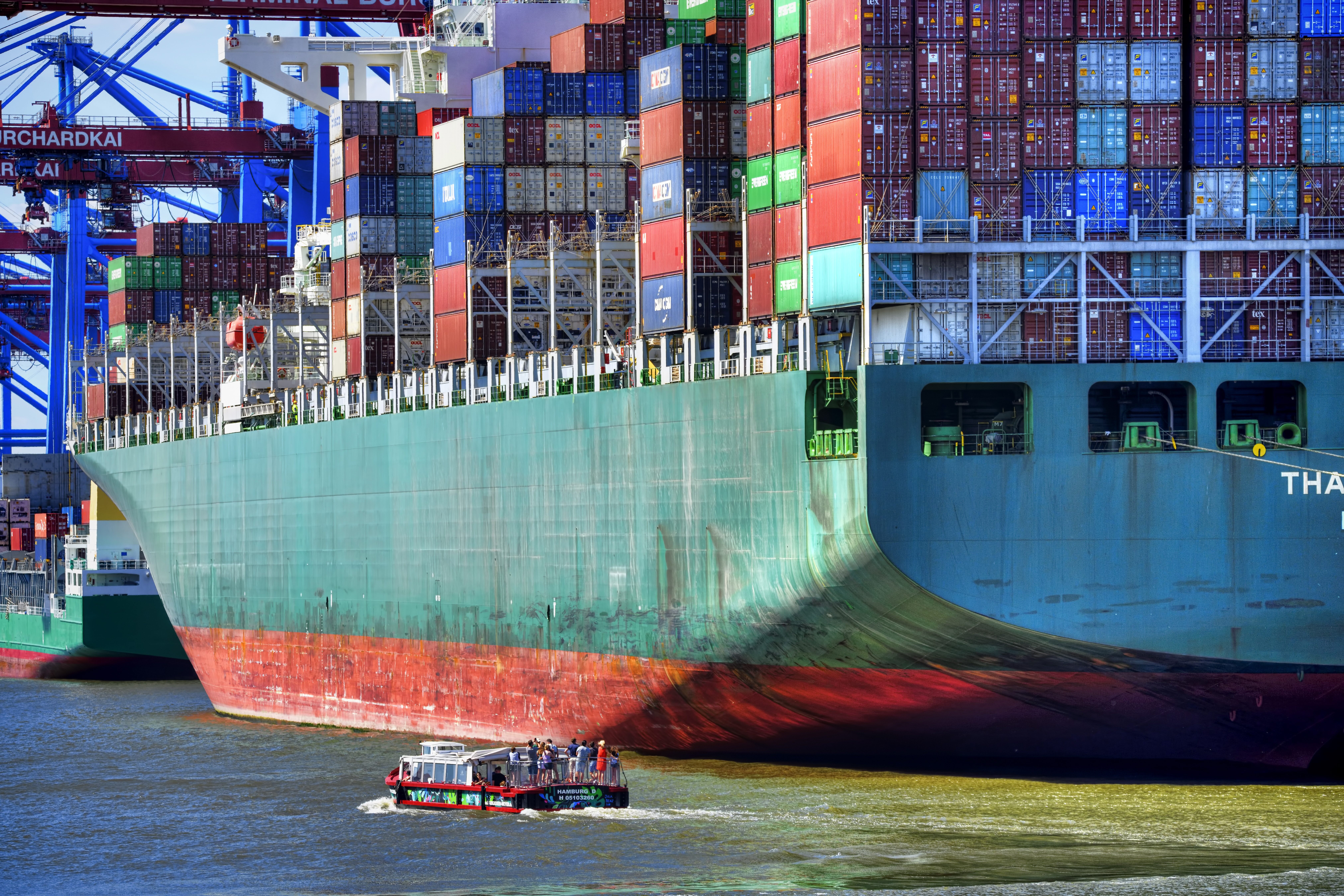 Ein Containerschiff und eine Barkasse im Waltershofer Hafen in Hamburg. (Symbolbild)