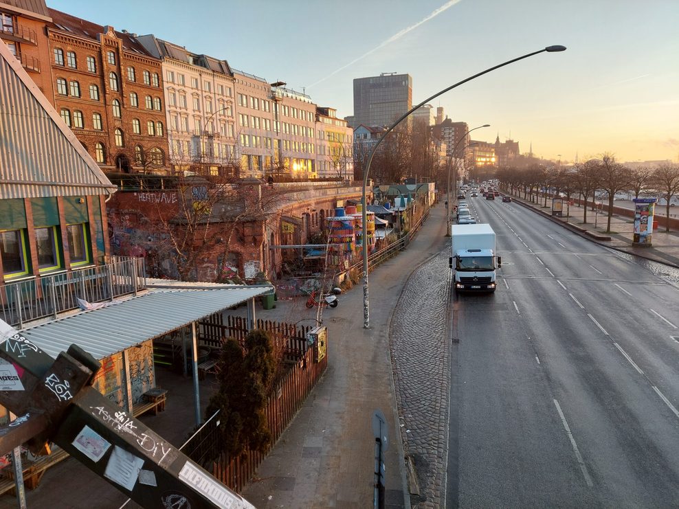 Der Umbau der St. Pauli Hafenstraße wurde ebenfalls für den „Masterplan Parken“ überprüft. Hier soll mehr Platz für Fußgänger und Radfahrer entstehen.