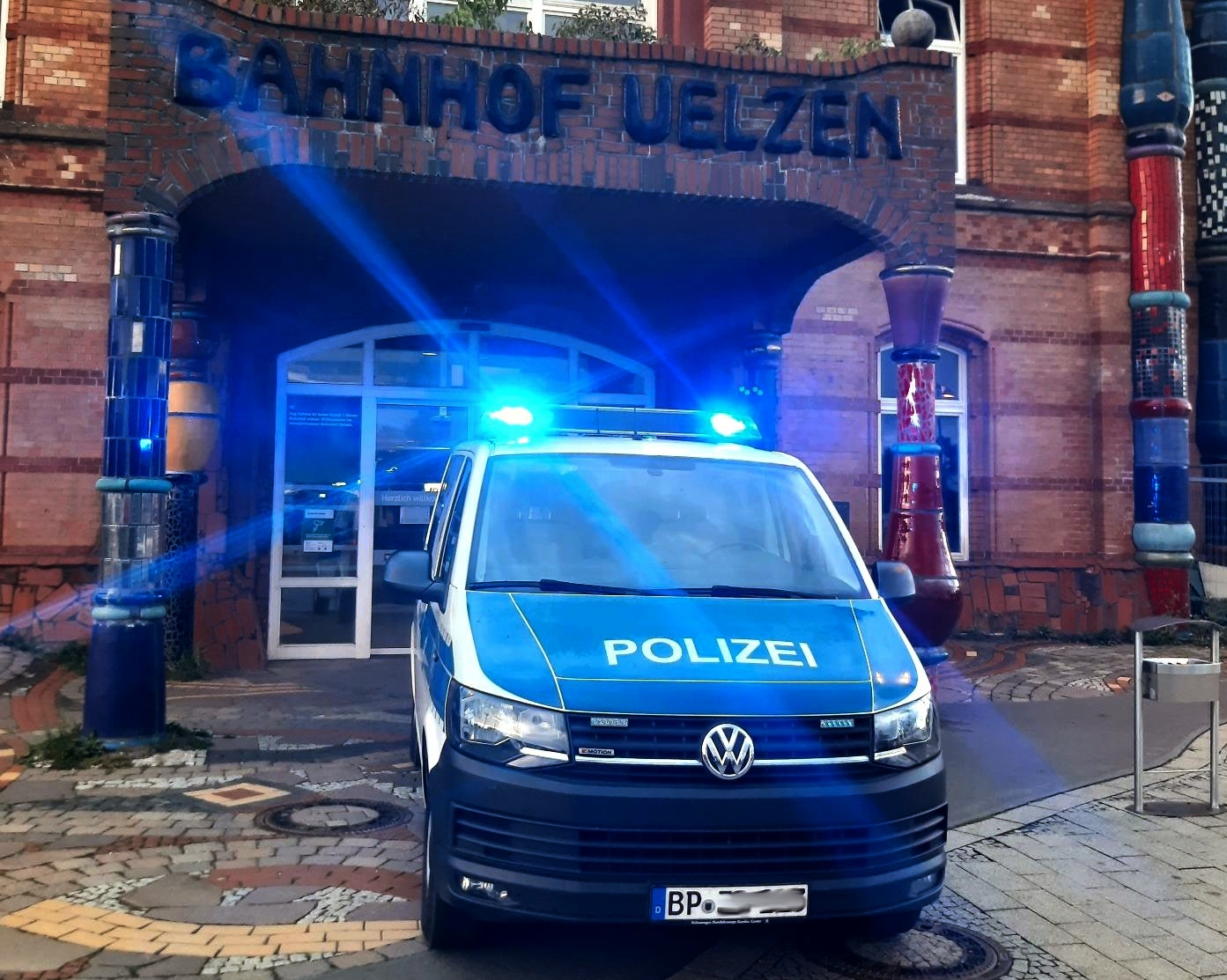 18-jähriger, betrunkener Fahrgast greif Schaffner und Bundespolizisten in Metronom an. Er kam in die Zelle