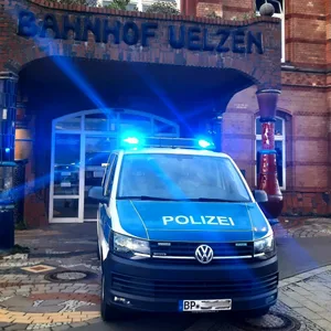 18-jähriger, betrunkener Fahrgast greif Schaffner und Bundespolizisten in Metronom an. Er kam in die Zelle