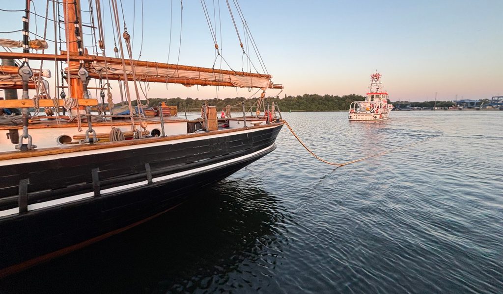 Traditionssegler-auf-der-Ostsee-in-Not-Retter-greifen-ein