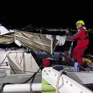 Seenotretter schleppen den Havaristen nach Heiligenhafen