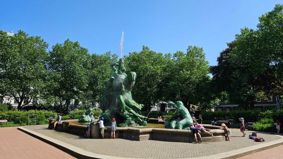 Springbrunnen mit großen Figuren
