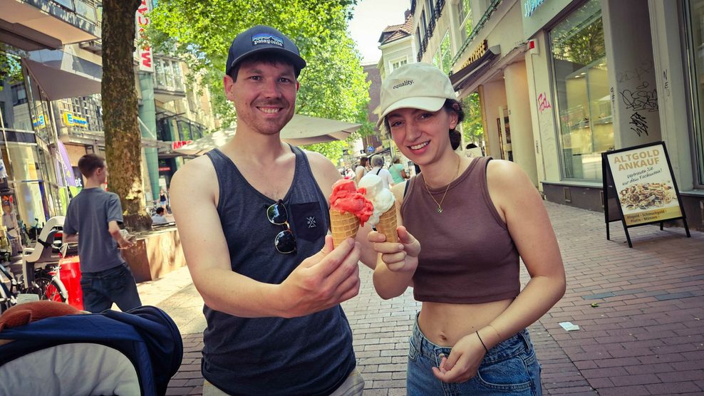 Zwei junge Menschen mit Eis