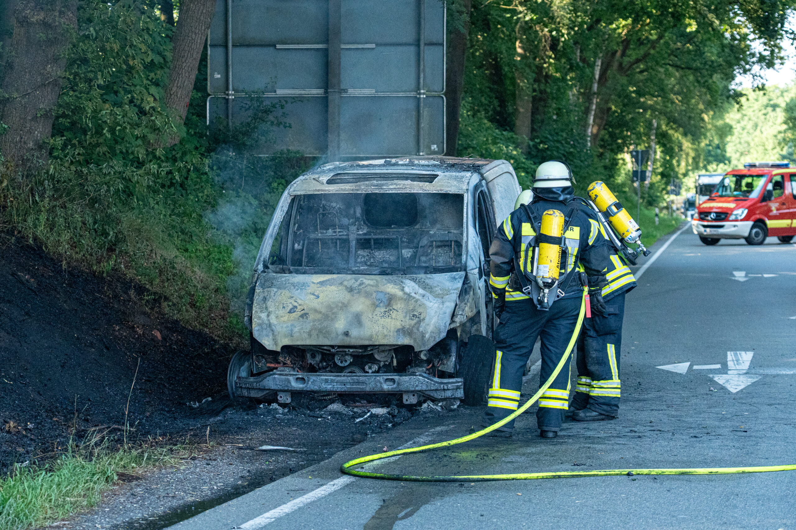 Der Mercedes Vito brannte komplett aus. Auch die Böschung geriet in Brand.