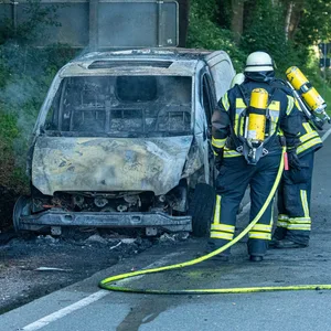 Der Mercedes Vito brannte komplett aus. Auch die Böschung geriet in Brand.