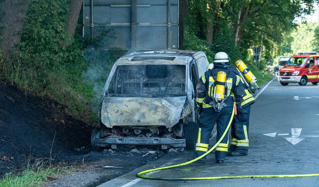 Transporter-in-Flammen-Polizei-rettet-Hund-mit-Bastel-Leine