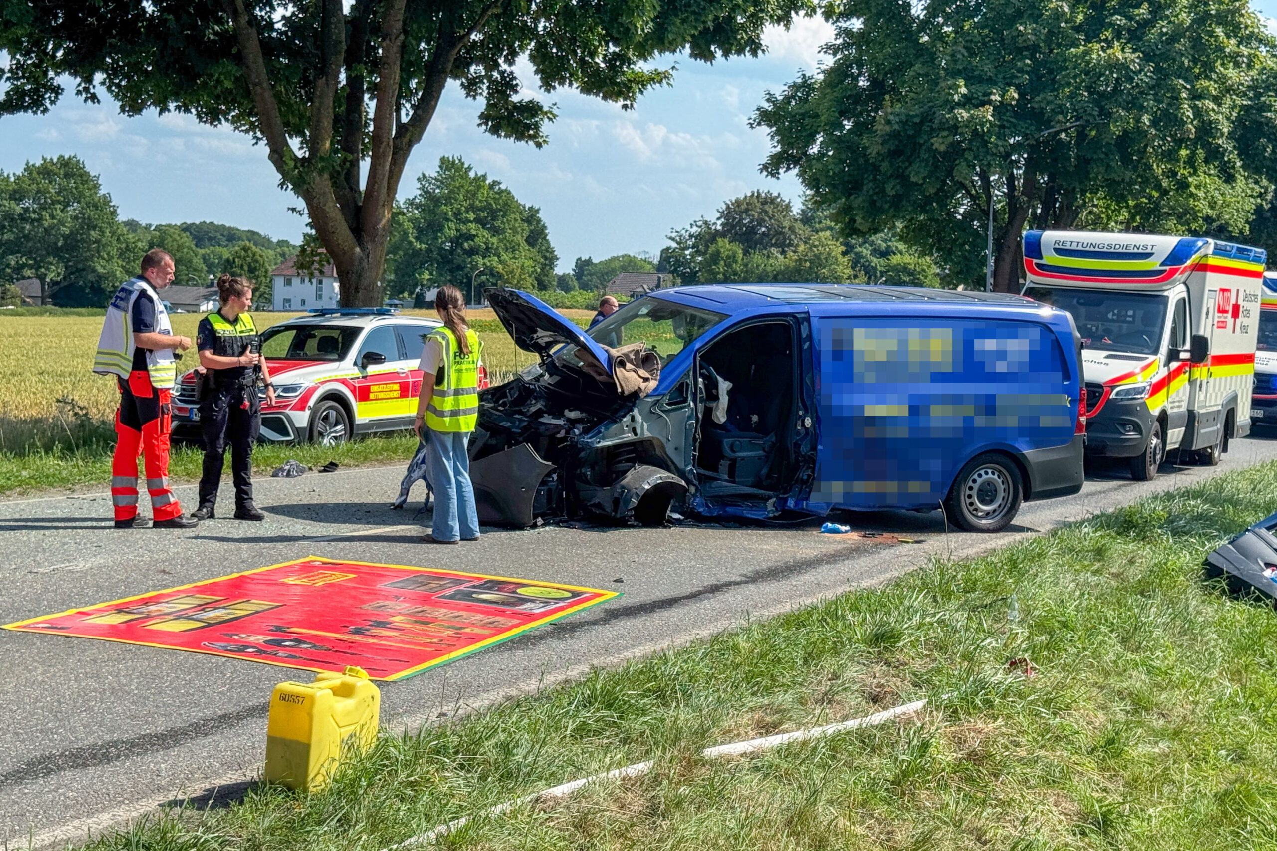 Der völlig demolierte Transporter blockiert die Hittfelder Landstraße in Fleestedt bei Hamburg. Anwohner brachten Abkühlung.