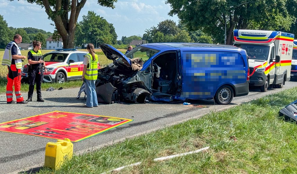 Frontal-Crash-bei-35-Grad-Anwohner-versorgen-Autofahrer-im-Stau-mit-Getr-nken