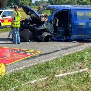 Der völlig demolierte Transporter blockiert die Hittfelder Landstraße in Fleestedt bei Hamburg. Anwohner brachten Abkühlung.