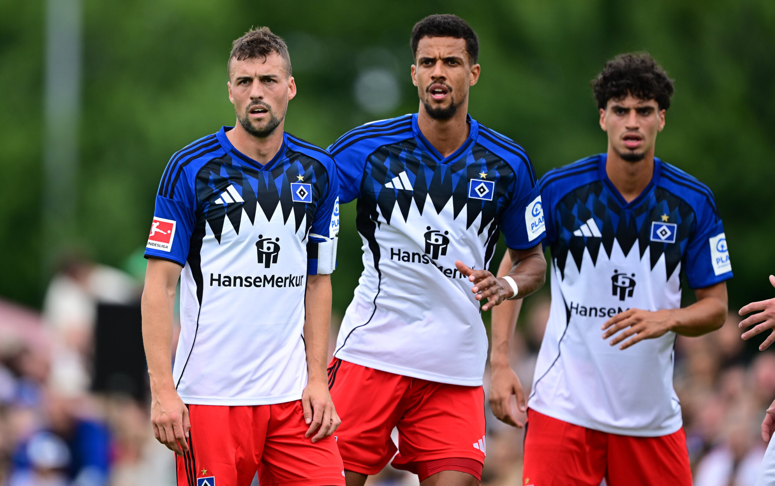 Jonas Meffert mit Robert Glatzel und Omar Megeed beim Testspiel des HSV in Elstorf