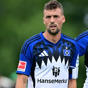 Jonas Meffert mit Robert Glatzel und Omar Megeed beim Testspiel des HSV in Elstorf