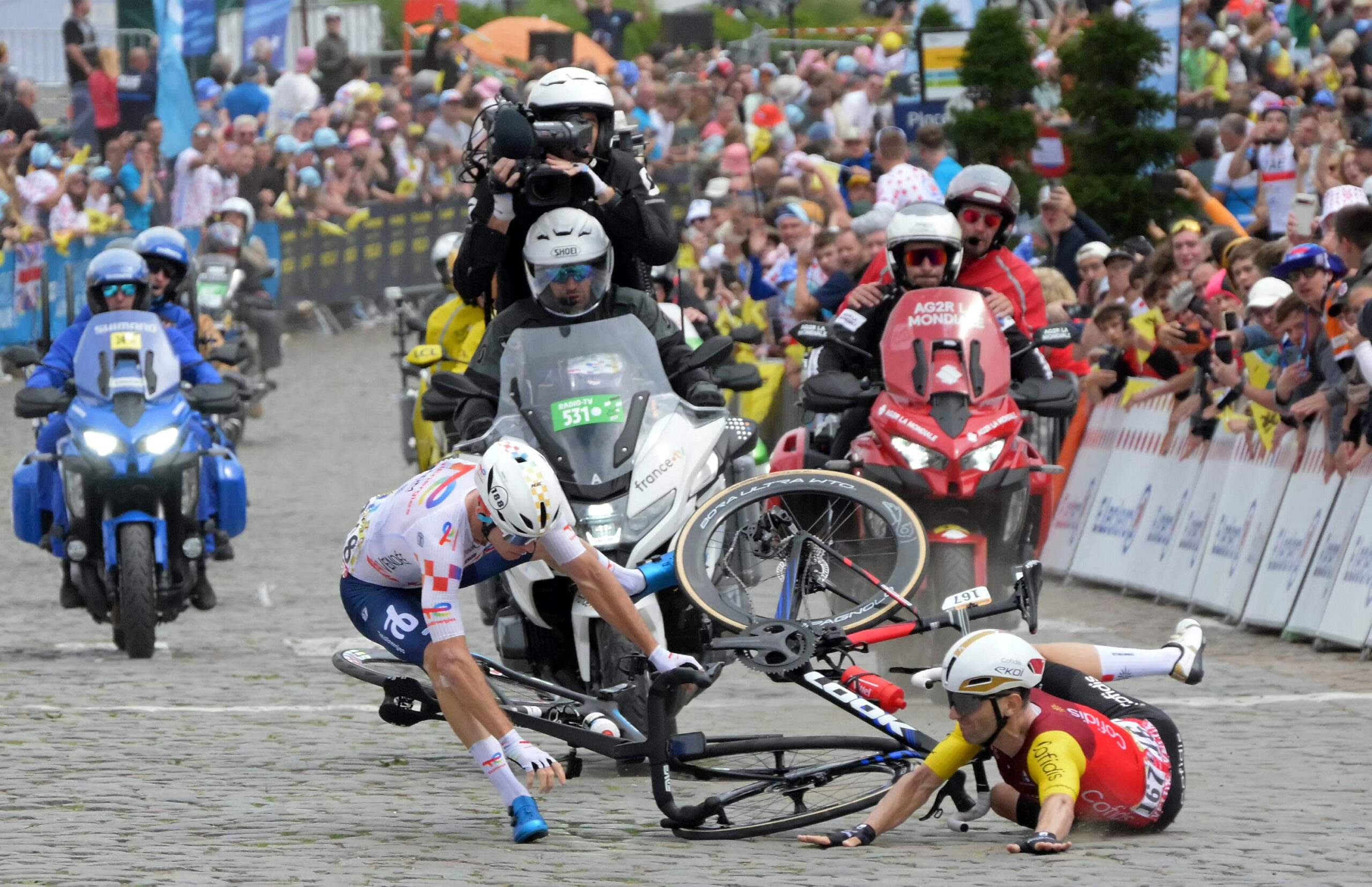 Die Franzosen Benjamin Thomas und Matteo Vercher stürzen auf der ersten Etappe der Tour de France.