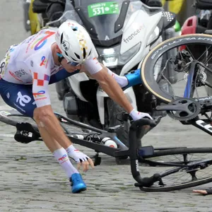 Die Franzosen Benjamin Thomas und Matteo Vercher stürzen auf der ersten Etappe der Tour de France.