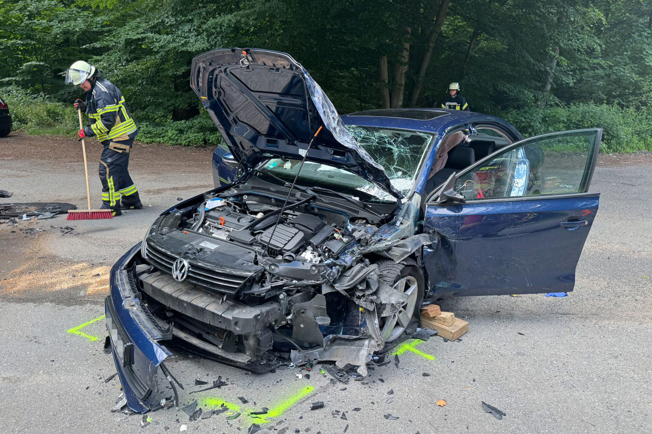 Der demolierte VW steht an der Unfallstelle in Leversen bei Hamburg.
