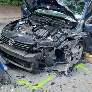 Der demolierte VW steht an der Unfallstelle in Leversen bei Hamburg.