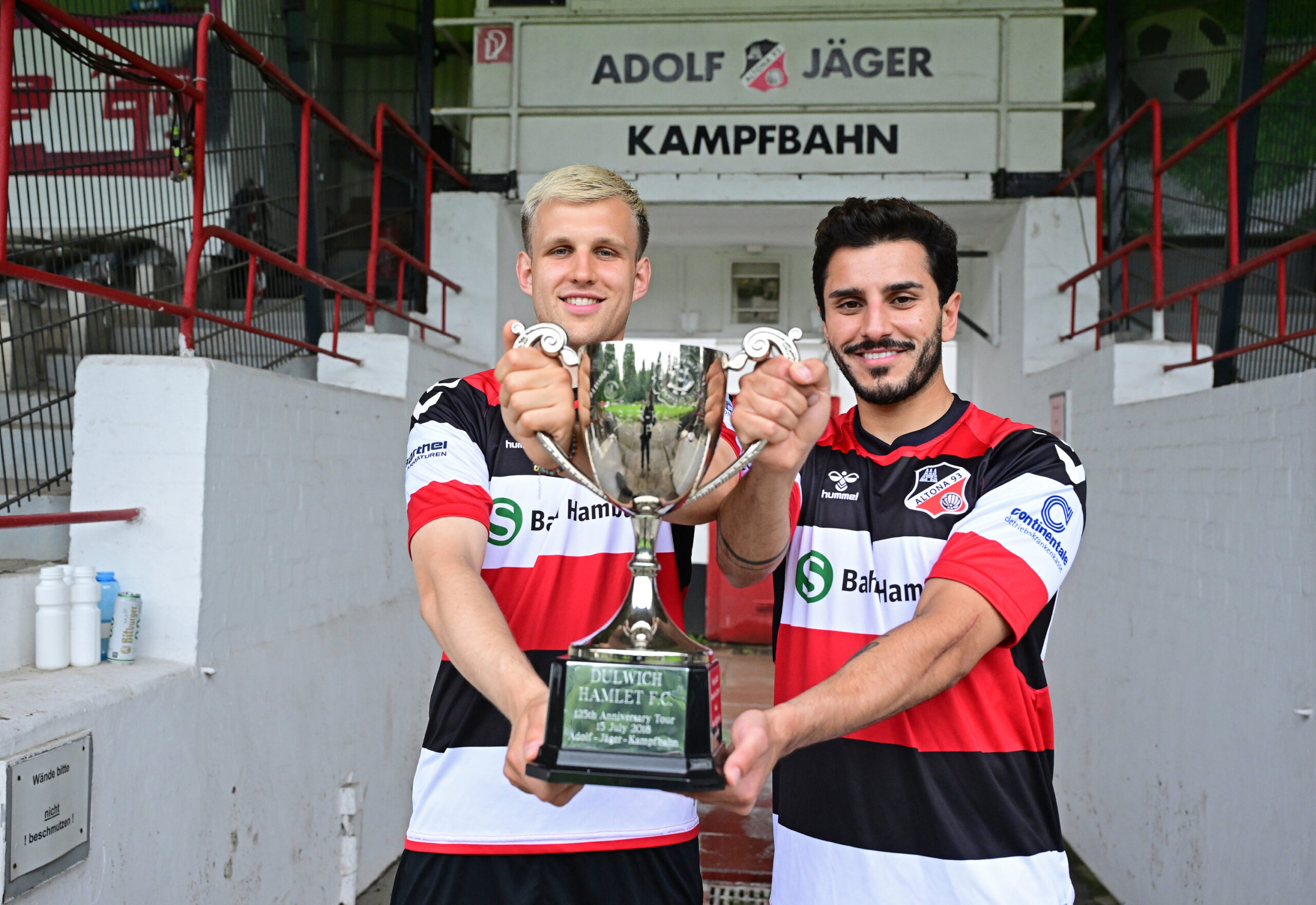 Pascal El-Nemr und Gianluca Przondziono präsentieren einen Pokal von Altona 93
