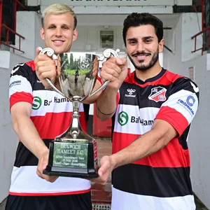 Pascal El-Nemr und Gianluca Przondziono präsentieren einen Pokal von Altona 93