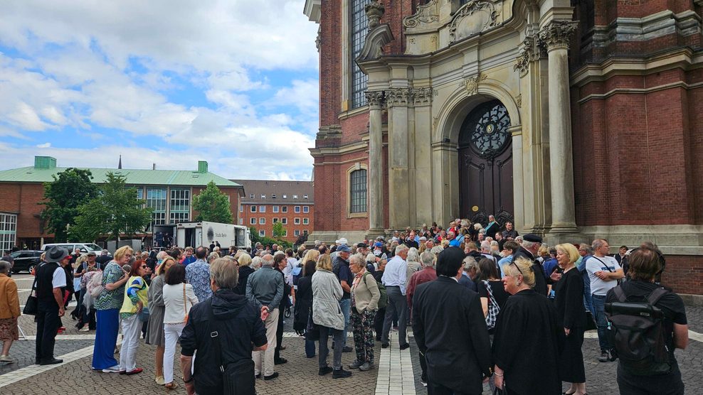 Vor der Kirche sind zahlreiche Menschen für den letzten Abschied von Carlo von Tiedemann.