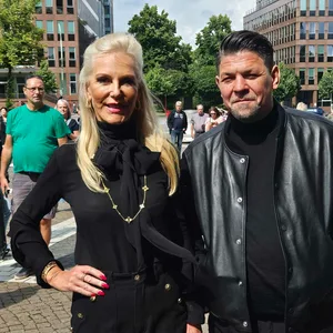 Jan Fedders Witwe Marion und TV-Koch Tim Mälzer sind gemeinsam zur Trauerfeier erschienen.