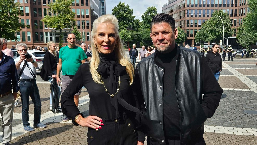 Jan Fedders Witwe Marion und TV-Koch Tim Mälzer sind gemeinsam zur Trauerfeier erschienen.