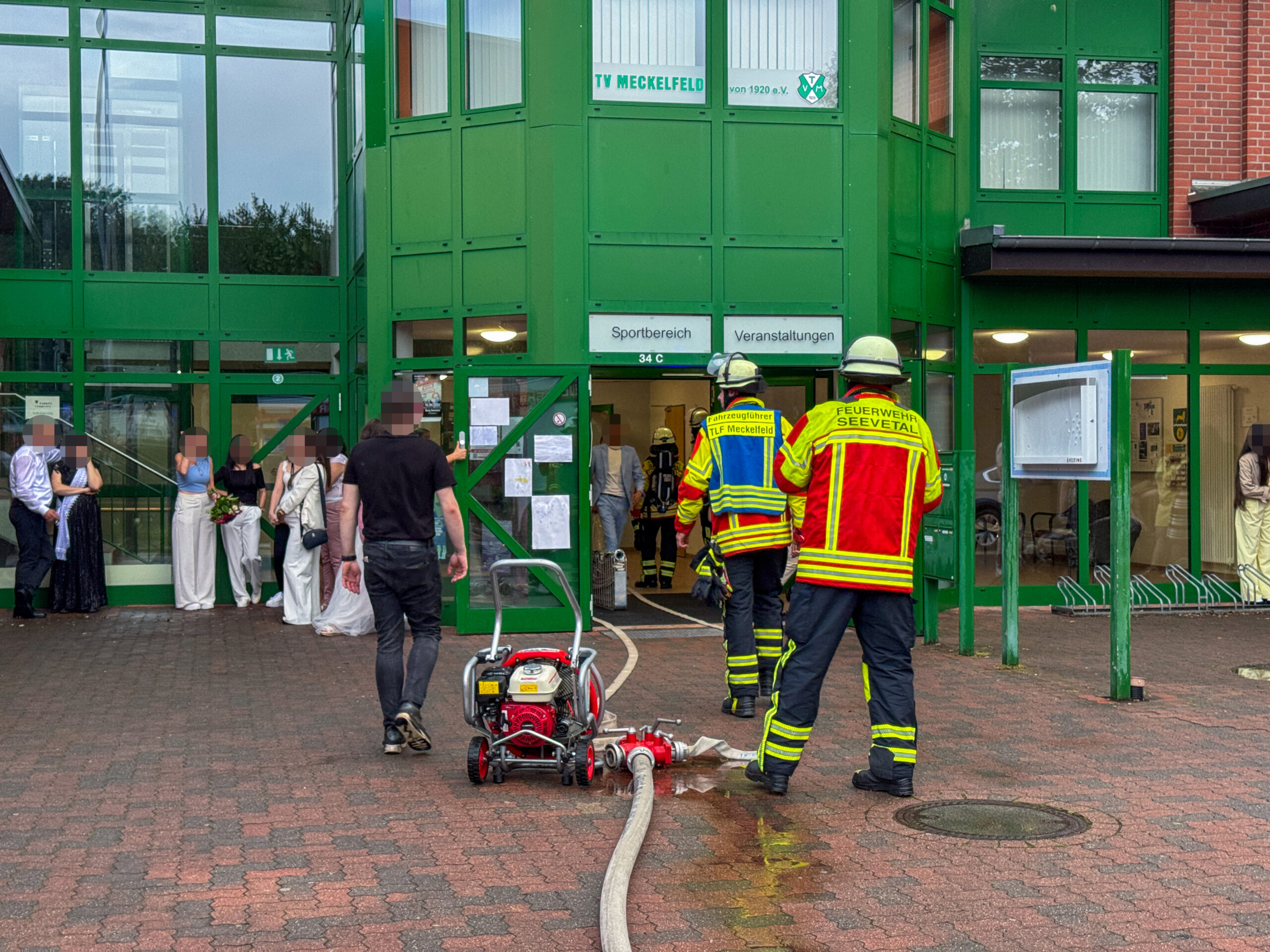 Feuerwehrleute bei den Löscharbeiten