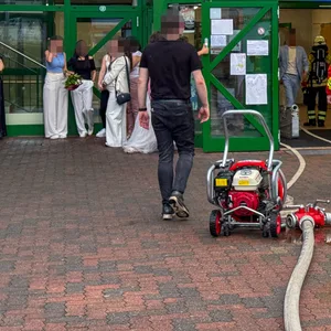 Feuerwehrleute bei den Löscharbeiten