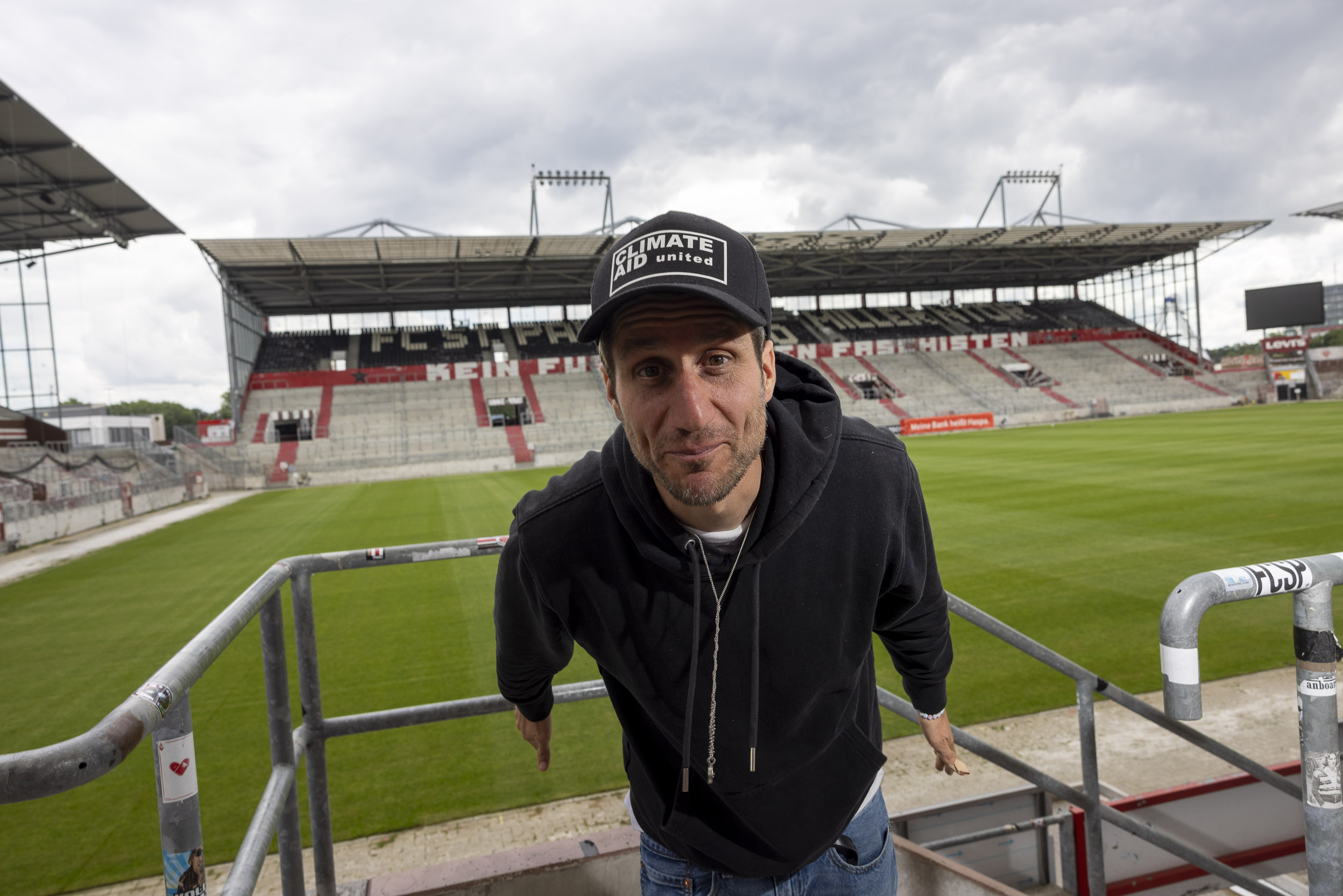 Michael Fritz (42), Mitbegründer des Vereins „Viva con Agua“, im Millerntorstadion.